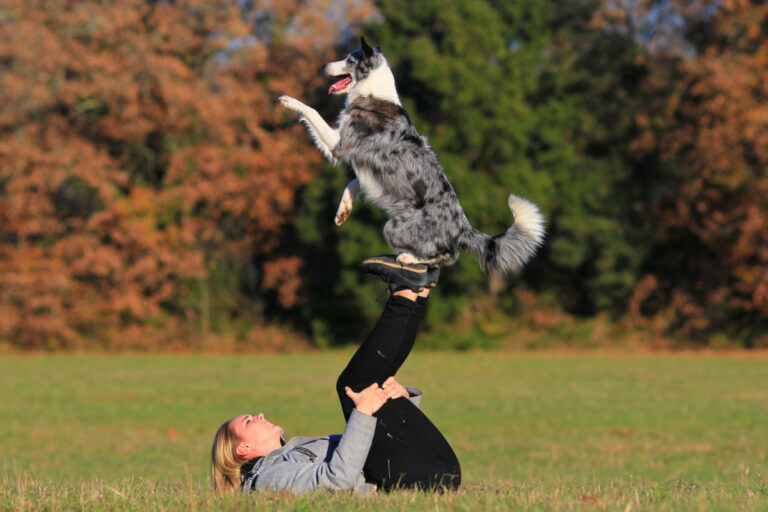 Hond en baas dansen buiten