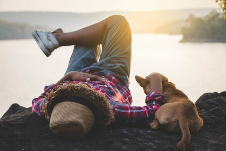 Hond met baasje aan meer