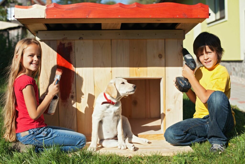 Twee kinderen bouwen zelf een hondenhok