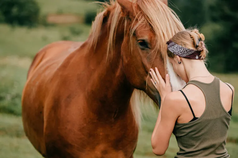 Vrouw begrijpt paardentaal Vrouw begrijpt paardentaal